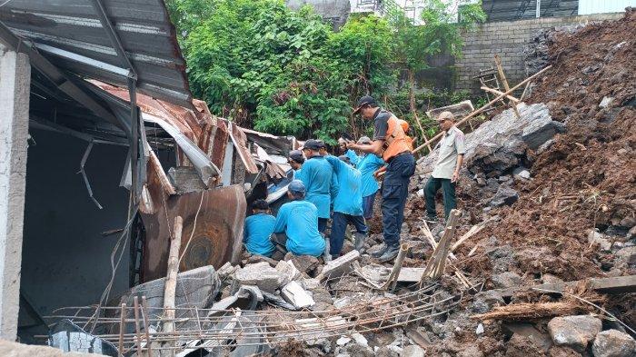 Proses evakuasi longsor di Ubung, Denpasar, Bali, Senin 20 Januari 2025 - BREAKING NEWS: Longsor Terjadi di Ubung Denpasar, 2 Korban Meninggal, 3 Masih di Dalam Reruntuhan