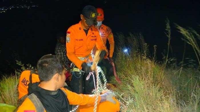 Upaya evakuasi terhadap Desak Made Putri Suasti Astiti (28) yang jatuh saat mendaki di Gunung Abang Bali.