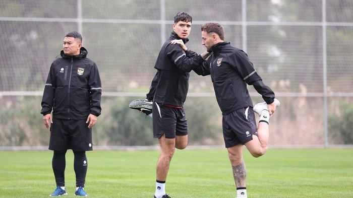Tampak pemain Timnas Indonesia, Shayne Pattynama dan Marc Klok berlatih ringan di hari pertama tiba di Turki, Kamis, 21 Desember 2023. Update Timnas Indonesia di Turki: Menu Latihan Skuad Shin Tae-yong dan 5 Pemain Ini Belum Gabung