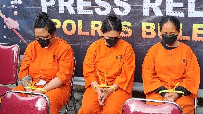 Pelaku - dari kiri ke kanan, tersangka Intan (38), tersangka Oki (38) dan tersangka Leni (57) saat dihadirkan pada pers release pengungkapan kasus pembunuhan I Pande Gede Putra Palguna. Kamis 13 Februari 2025. MOTIF Pembunuh Pande Di Buleleng, Utang Hingga Sakit Hati, Korban Sempat Tinggal Dengan Tersangka