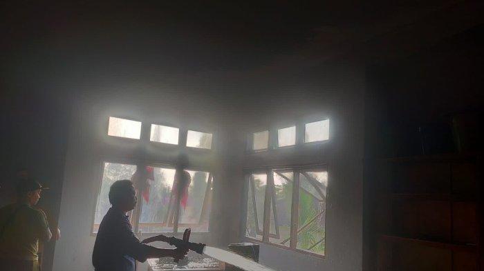 Upaya pemadaman kantor camat Baturiti yang mengalami kebakaran.