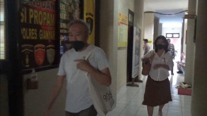 Vincent Juwono bersama istrinya, Linggawati Utomo saat tiba di Mapolres Gianyar dalam pemeriksaan sebagai tersangka, Jumat 29 September 2023.