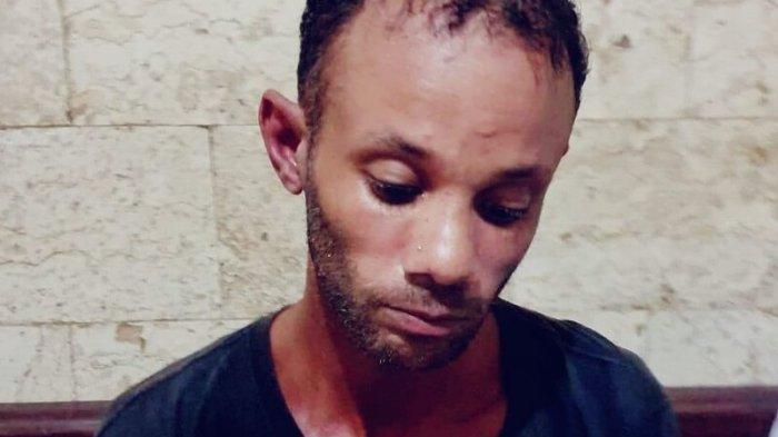 WNA asal Amerika Serikat, DCB (33) yang diduga menjadi pelaku penculikan bocah di Kuta Selatan saat diamankan petugas.