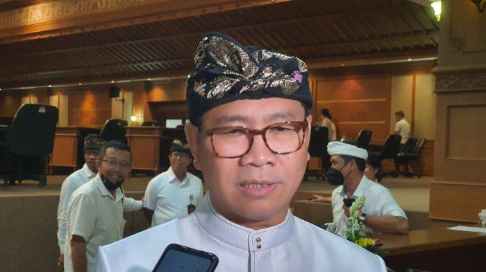 Pulihnya dunia pariwisata pasca pandemi Covid-19, membuat Pemkab Badung percaya diri pendapatan akan kembali naik.
Bahkan Pemkab merancang pendapatan perubahan 2023 sebesar Rp 7,4 triliun. Angka itu naik Rp 1,3 triliun atau 25,86 persen dari Anggaran Pendapatan Belanja Daerah (APBD) induk tahun 2023 yang sebesar Rp 5,1 triliun lebih.
Hal itu diungkap Wabup Ketut Suiasa saat membaca rancangan perubahan kebijakan umum APBD tahun anggaran 2023 pada Sidang Paripurna yang dilaksanakan Rabu (9/8).