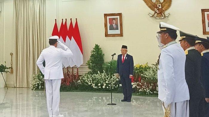 Wakil Presiden Ma'ruf Amin saat memberikan penghargaan Bintang Yudha Dharma Utama kepada Panglima Tentara Nasional Indonesia (TNI) Laksamana Yudo Margono di Istana Wakil Presiden, Jakarta, Selasa (14/11/2023).