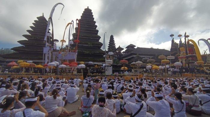 Suasana sembahyang di Pura Besakih Bali.