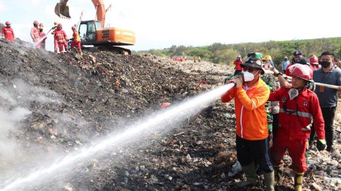Walikota Jaya Negara saat mengawasi metode Injeksi Air di Kawasan TPA Suwung, pada Senin (16/10).