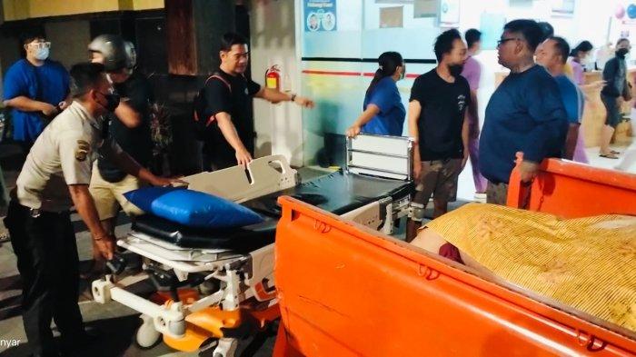 Warga bersama BPBD Gianyar mengevakuasi tubuh Bombom ke atas pickup, di Banjar Serongga Tengah, Desa Serongga, Gianyar, Sabtu 3 Februari 2024 malam