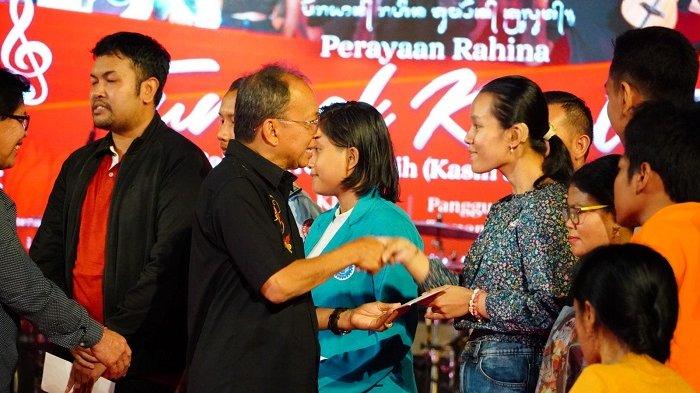 PENYERAHAN - Gubernur Bali, Wayan Koster berbagi tali kasih kepada penyandang disabilitas di Panggung Terbuka Ardha Candra, Art Centre, Denpasar, Sabtu (7/6/2025).