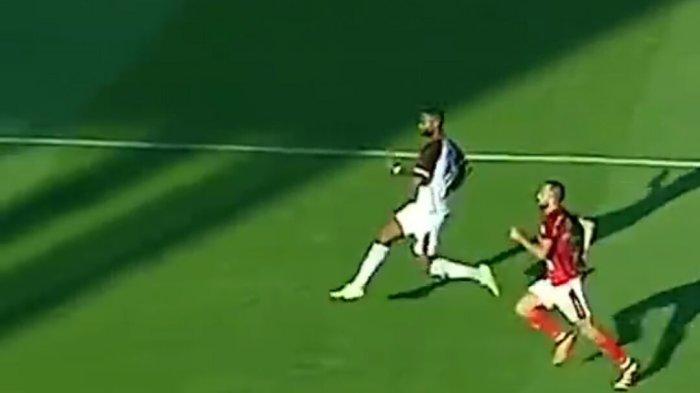 Yuran Fernandes saat melakukan aksi lari kuda jingkrak Rudiger dihadapan Spaso