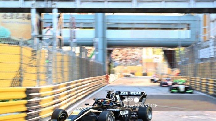 Pembalap Rodin Carlin asal Barbados, Zane Maloney, mengendarai mobilnya saat balapan kualifikasi Formula 3 di Grand Prix Makau ke-70 pada 18 November 2023.