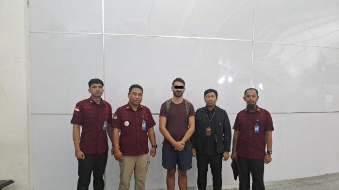Rumah Detensi Imigrasi (Rudenim) Denpasar, kembali mendeportasi warga negara asing WNA di Bali.
Kali ini adalah seorang pria WNA Belanda berinisial RB (34), karena telah melanggar Pasal 78 Ayat 3 Undang-Undang Nomor 6 Tahun 2011 tentang Keimigrasian.