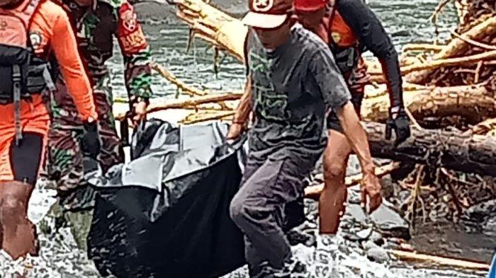Salah satu proses evakuasi korban hanyut di Sungai Gelar, Jembrana, Selasa 1 Oktober 2024 lalu.