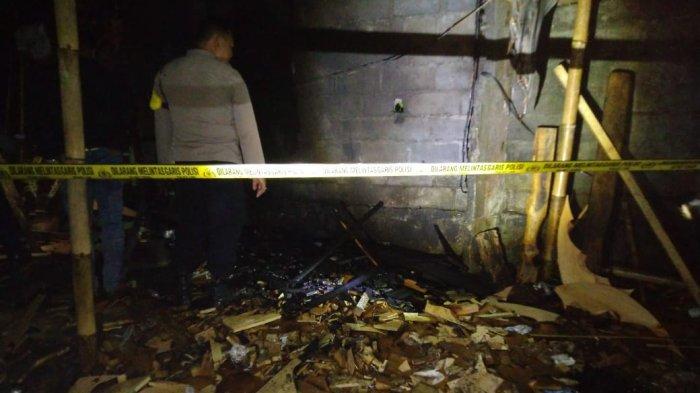 TERBAKAR - Petugas Damkar Karangasem saat memadamkan api di sebuah gudang bade, Kamis (7/9).