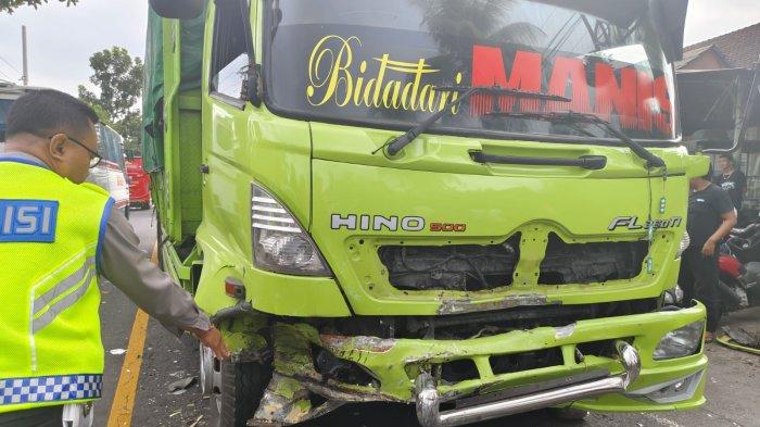 Kondisi mobil abu-abu yang ringsek pada bagian depan usai mengalami kecelakaan dengan truk tronton di kilometer 79-80 wilayah Banjar Wali, Desa Yehembang, Kecamatan Mendoyo, Jembrana, Minggu 26 Mei 2024.