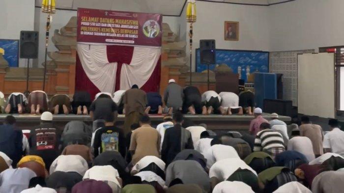 WBP rutan bangli saat mengikuti ibadah salat idul adha di Rutan Bangli. Senin (17/6/2024)