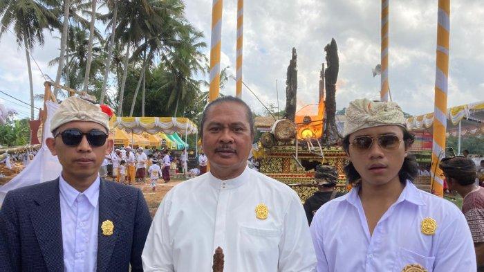 Ida Gede Sudikerta diapit kedua anak mendiang Ida Pedanda Wayahan Bun saat prosesi palebon di Pejeng Gianyar Bali.