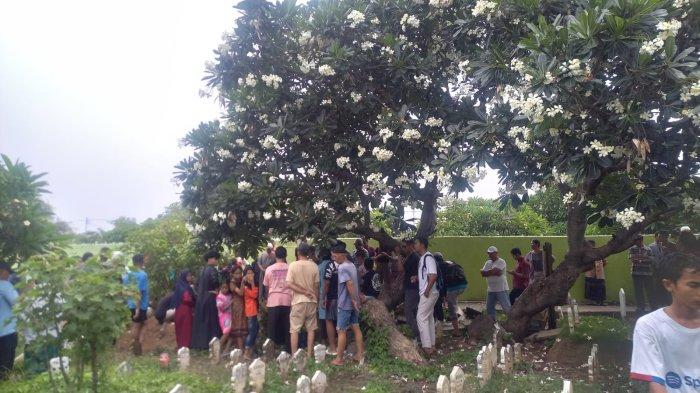 Prosesi penguburan jenazah Muhammad Arif di TPU Kayu Buntil, Kelurahan Kampung Anyar, Buleleng. Kamis (28/11/2024)