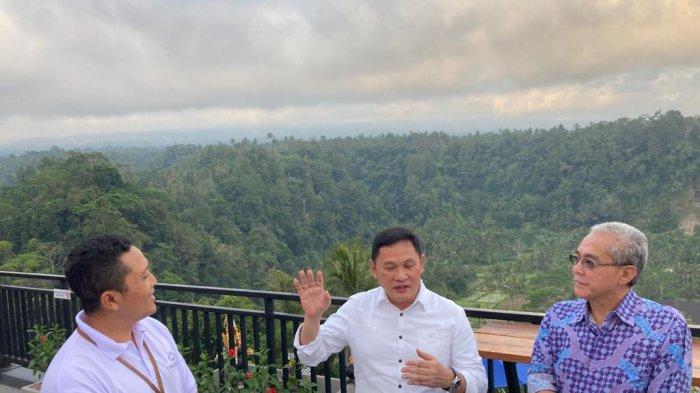 CEO Pramana Experience, I Wayan Suarsa (kiri), Director Tapa Agung View, Suyanto Siman (tengah). Commissioner Tapa Agung View Besakih, Haijanto Lawoto (kanan).