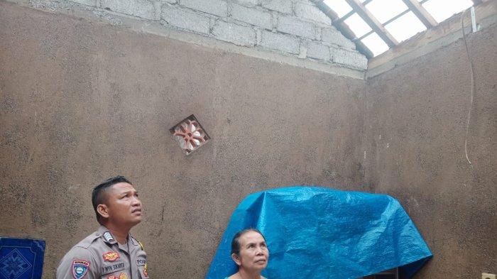 Bangunan milik Ni Luh Sadri, warga Banjar Dukuh, Desa Dukuh, Kecamatan Kubu rusak parah akibat ledakan tabung gas LPG.