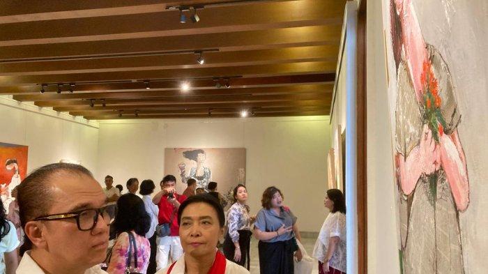 Pameran tunggal di Sudakara Artspace ini, terinspirasi pelukis Bali ternama Ni Way Sutariyani, yang akrab disapa Ni Way.
Pameran ini akan berlangsung dari 15 Agustus hingga 15 Oktober 2024 dan menampilkan eksplorasi mendalam Ni Way tentang kebebasan kreativitas.