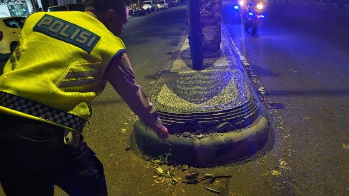 Kondisi salah satu pengendara sepeda motor usai mengalami kecelakaan hingga menabrak median jalan di Jalan Ngurah Rai Kota Negara, Jembrana, Minggu 2 Juni 2024 dini hari.