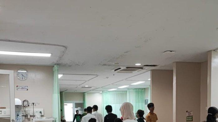 PERAWATAN - Rombongan siswa SMAN 8 Bandung saat dilarikan ke RSUD Bangli karena mual dan muntah-muntah, Minggu (21/4).