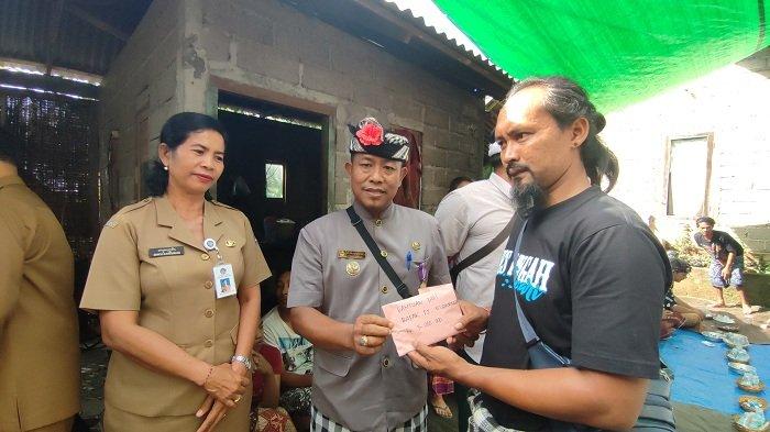 Dinas Sosial Bali menyerahkan bantuan, dari Pj Gubernur Bali untuk keluarga kakak dan adik yang ulah pati di Jembatan Bangkung, Senin (27/5)
