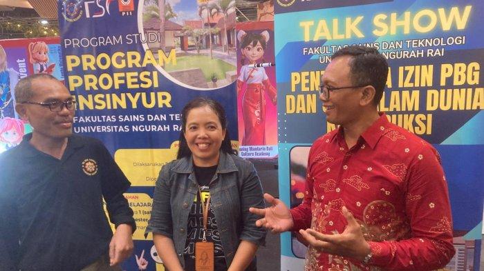 BINCANG - Dekan Fakultas Sains dan Teknologi Universitas Ngurah Rai (ujung kanan) dengan Wakil Dekan Fakultas Sains dan Teknologi UNR (tengah), dan Kaprodi Prodi PPI FST UNR berbincang di acara ekspo pendidikan di Living World.