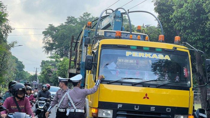 Polisi saat menggelar pemeriksaan dan memberikan teguran kepada pengendara di Jembrana, Senin 14 Oktober 2024.