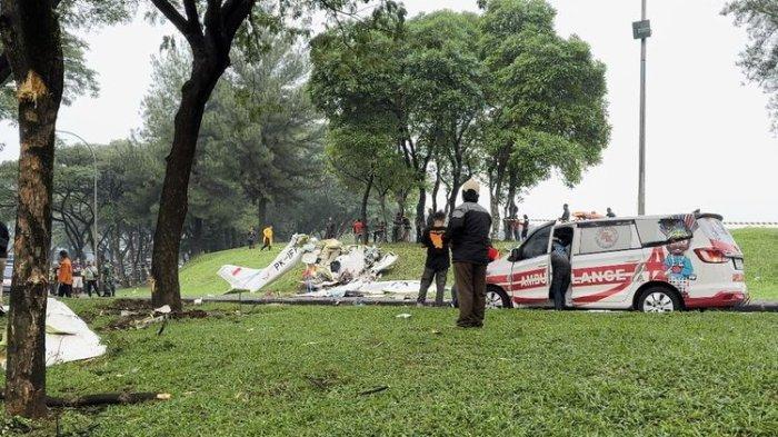 Sebuah pesawat latih jatuh di Lapangan Sunburst, BSD City, Serpong, Tangerang Selatan (Tangsel), Minggu (19/5/2024) sekitar pukul 13.40 WIB.
Tiga orang meninggal dunia dalam insiden ini.
