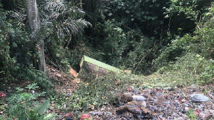 Tragedi kecelakaan, truk terperosok di Jalan Bypass Soekarno, atau sekitar 50 meter dari Simpang Dukuh menuju arah timur dari barat.