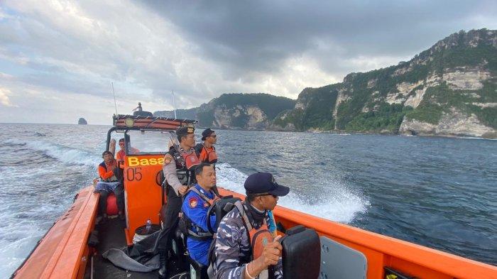 Pencarian nelayan asal Nusa Penida yang hilang di Selat Lombok, Minggu (26/5/2024).