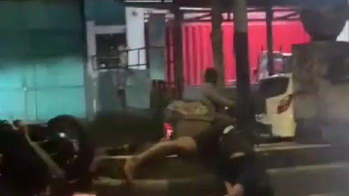 Kondisi salah satu pengendara sepeda motor usai mengalami kecelakaan hingga menabrak median jalan di Jalan Ngurah Rai Kota Negara, Jembrana, Minggu 2 Juni 2024 dini hari.