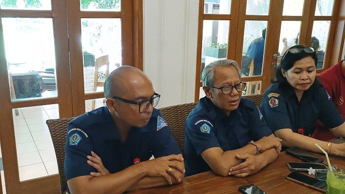 I Nyoman Putrawan, Dirut Perumda Bhukti Praja Sewakadarma Kota Denpasar (foto tengah)