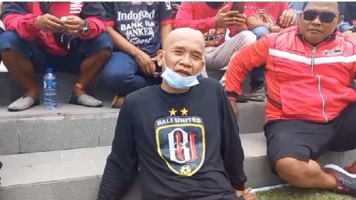 Tangkapan layar live streaming Tribun Bali: Suporter Bali United, Ahmad Bersih tengah beristirahat di Rest Area Goa Lawah, 28 Maret 2022 sekitar pukul 12.30 WITA.