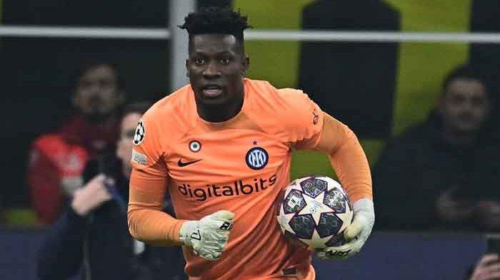 Aksi kiper Andre Onana di laga Inter Milan vs FC Porto di leg 1 babak 16 besar Liga Champions di Stadion Giuseppe Meazza, Kamis 23 Februari 2023 dini hari tadi. Kendati menang 1-0 di laga tersebut, insiden pertikaian melibatkan dua pemain Inter antara Andre Onana dengan Edin Dzeko.