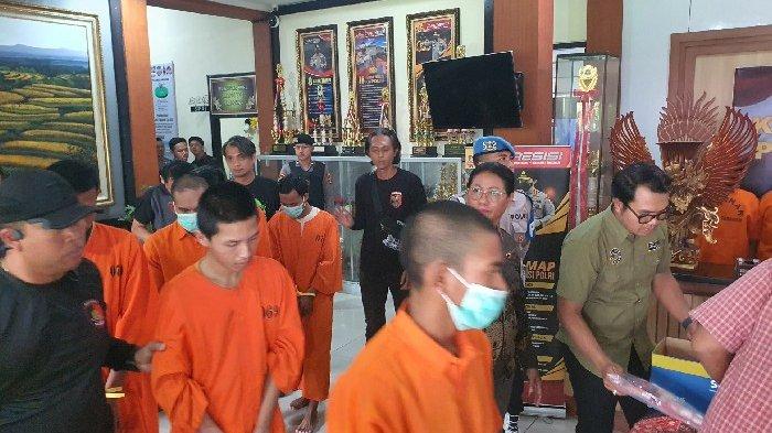 PEMUDA - Dua pemuda asal Surabaya ditangkap oleh jajaran Reskrim Polsek Baturiti karena melakukan aksi pencurian sepeda motor dan dua unit handphone.