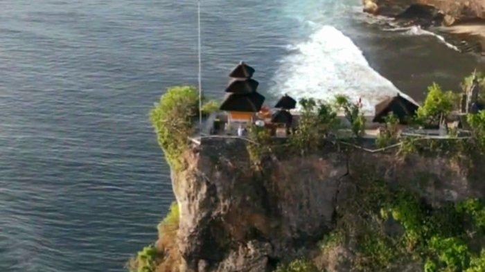 Kondisi tebing Pura Luhur Uluwatu yang terlihat retak.