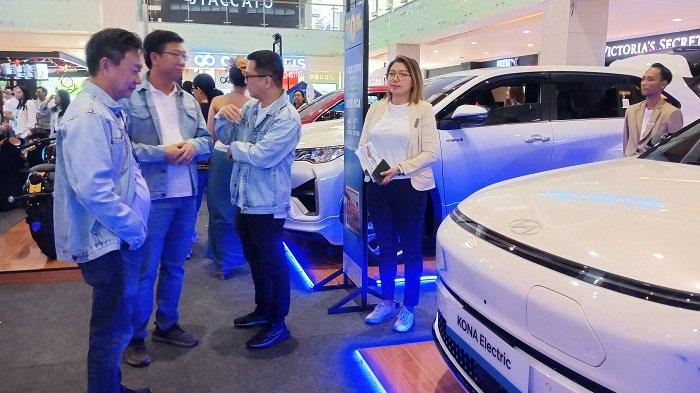Direktur BCA Frengky Chandra Kusuma saat meninjau booth di BCA Expo Bali 2024.