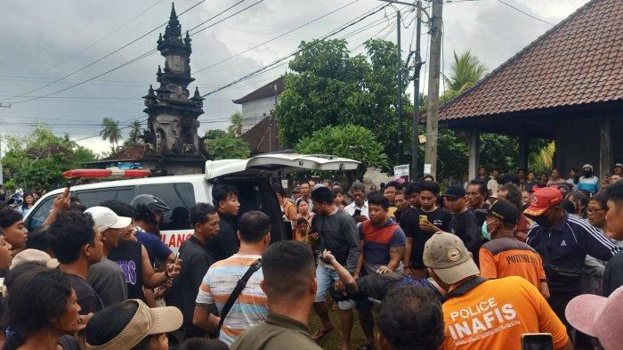 Suasana saat polisi melakukan identifikasi dan olah TKP, di saluran irigasi wilayah Banjar Tengah, Desa Yeh Kuning, Kecamatan Jembrana, Bali, Selasa 10 Desember 2024.