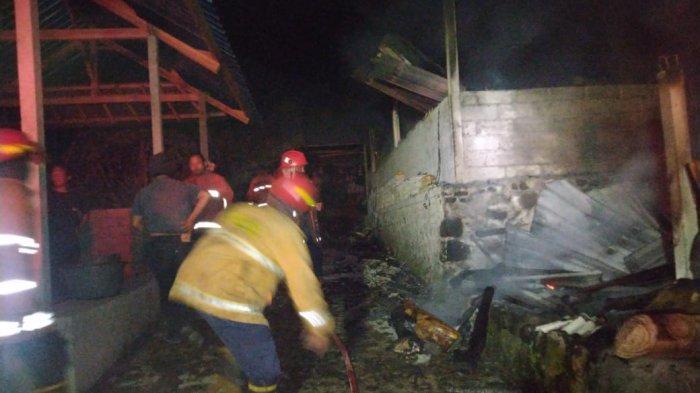 Petugas memadamkan api yang membakar dapur dan kamar mandi warga di Ancut, Desa Sebudi, Kecamatan Selas, Selasa (25/10/2023) malam hari.