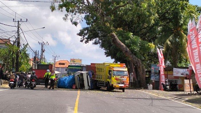 Kecelakaan lalu lintas yang membuat tanaman berserakan di Jalan Bypass Soekarno, Jalur Denpasar - Gilimanuk.