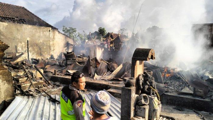 Petugas Damkar dibantu anggota Polsek Kintamani dan warga desa Gunung Bau memadamkan kobaran api dari rumah Sekdes. Rabu (18/10/2023)