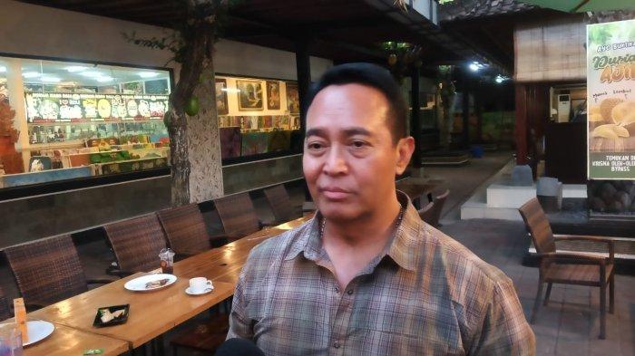 Jenderal TNI (Purn) Andika Perkasa bersama Istri saat berada di Krisna Oleh-Oleh Bali Sunset Road.