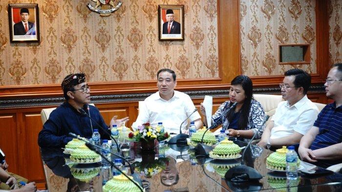 Curhat Sampah - Wali Kota Denpasar IGN Jaya Negara (kiri) saat menerima Wakil Wali Kota Zhangjiajie China, Wang Tao di Kantor Wali Kota Denpasar, Senin (29/4). Jaya Negara curhat soal penanganan sampah yang disambut Wakil Wali Kota Zhangjiajie China hingga ingin bekerjasama.