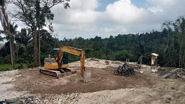 KANTONG PARKIR - Progres pembangunan kantong parkir di DTW Jatiluwih Tabanan menyambut World Water Forum (WWF) ke-10 di Bali, Senin (29/4). WWF ke-10 akan digelar 18-25 Mei 2024, salah satu daerah yang dikunjungi delegasi adalah Jatiluwih.