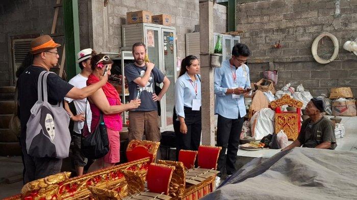 MEMBUAT GAMELAN - Belasan delegasi Indonesia Music Expo menyambangi sentra pembuatan gemelan Bali