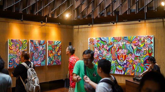 ARTOTEL Sanur, Bali, kembali menggelar pameran seni tunggal berkolaborasi dengan seniman Bali yang bernama Mario Andi Supria.
Pameran kali ini bertajuk ‘Mata Mata’. Pameran yang dibuka pada tanggal 29 April 2024 di ARTSPACE ARTOTEL Sanur – Bali.