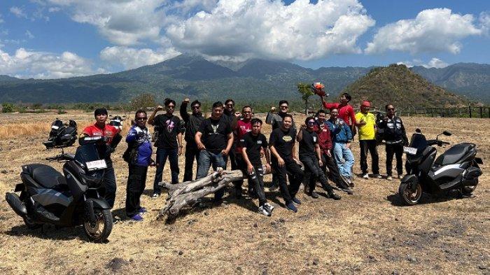 Peserta NMAX Tour Boemi Nusantara saat berfoto bersama di bukit Savana Tianyar.